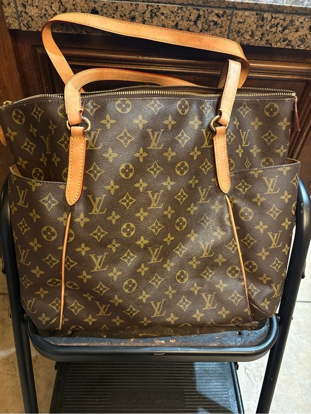 Louis Vuitton Totally MM Monogram Tote/shoulder bag.